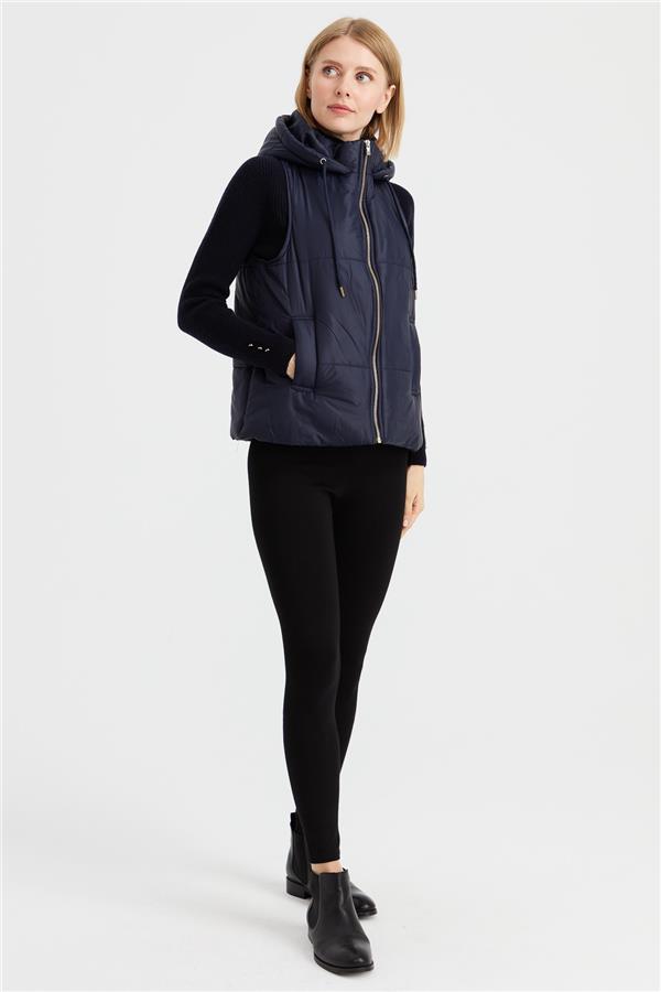 Женский короткий стеганый жилет с капюшоном