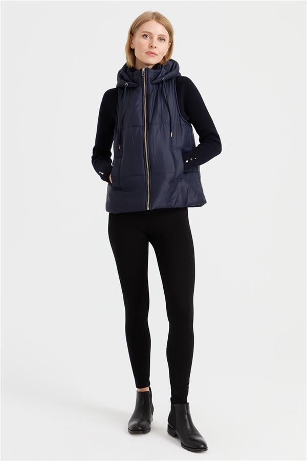 Женский короткий стеганый жилет с капюшоном