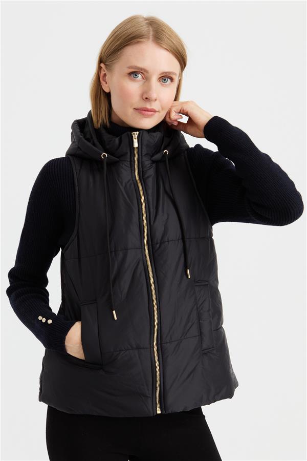 Женский короткий стеганый жилет с капюшоном