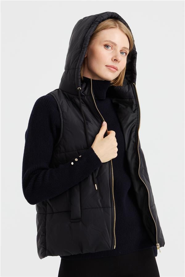 Женский короткий стеганый жилет с капюшоном