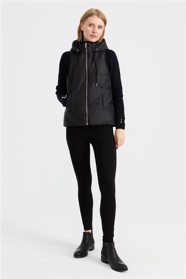 Женский короткий стеганый жилет с капюшоном