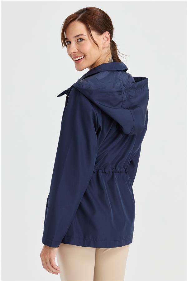 Женский короткий тренч с капюшоном