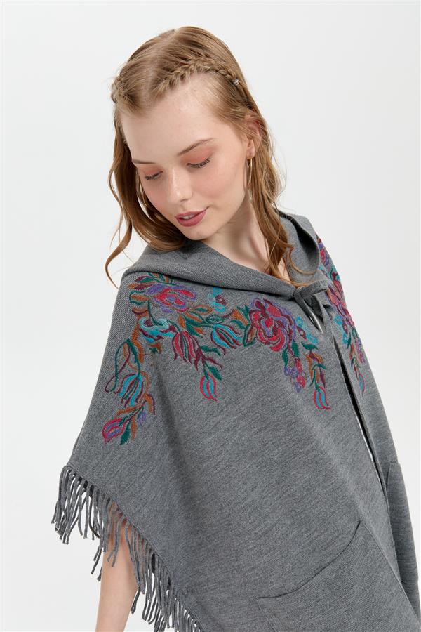 Kadın Kapüşonlu Nakış İşlemeli Yanı Püsküllü Panço Füme