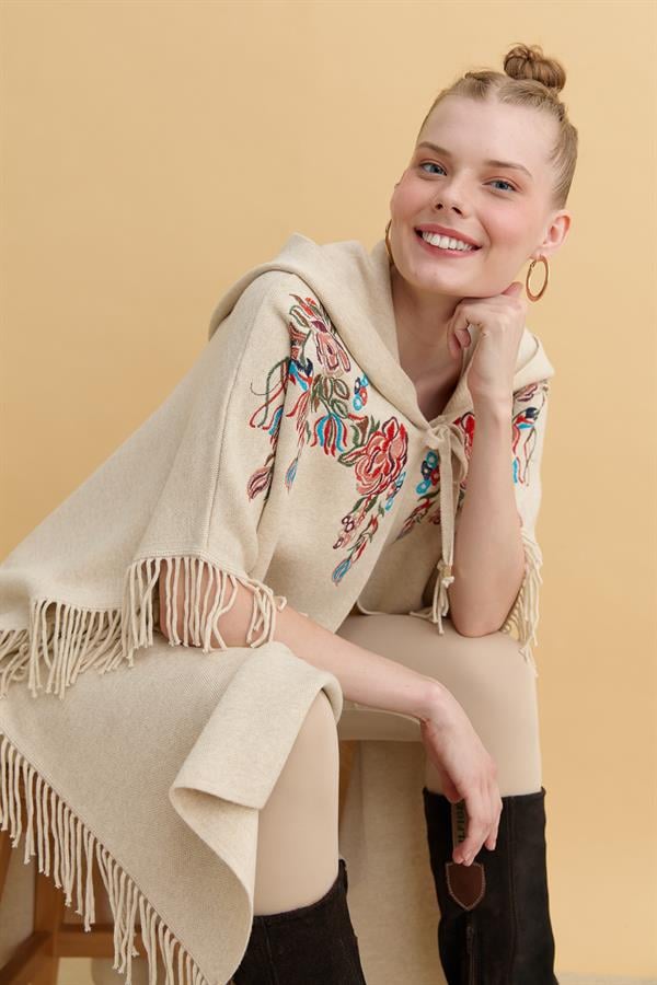 Kadın Kapüşonlu Nakış İşlemeli Yanı Püsküllü Panço T.Melanj