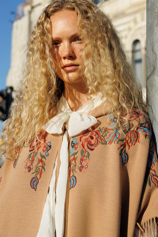 Kadın Kapüşonlu Nakış İşlemeli Yanı Püsküllü Panço Biscuit