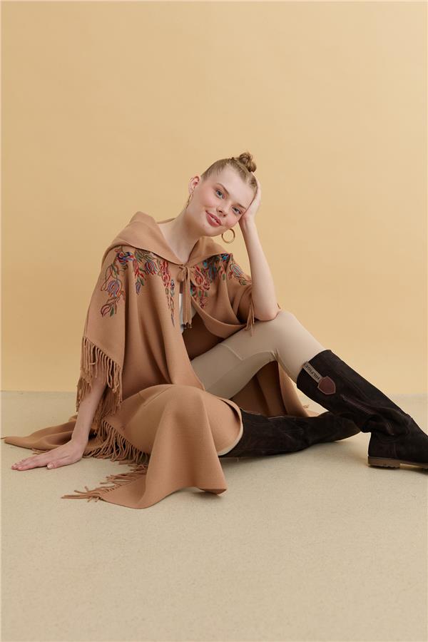 Kadın Kapüşonlu Nakış İşlemeli Yanı Püsküllü Panço Biscuit