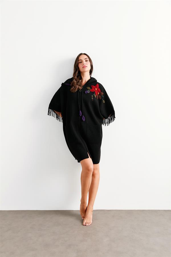 Kadın Kapüşonlu Omzu Çiçek İşlemeli Yün Panço Siyah