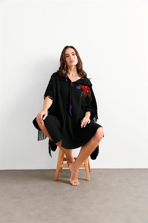 Kadın Kapüşonlu Omzu Çiçek İşlemeli Yün Panço Siyah