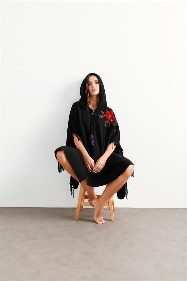 Kadın Kapüşonlu Omzu Çiçek İşlemeli Yün Panço Siyah