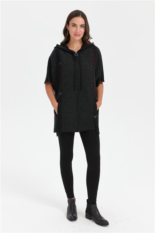 Kadın Kapüşonlu Önü Keçe İşlemeli Fermuarlı Yün Panço Siyah