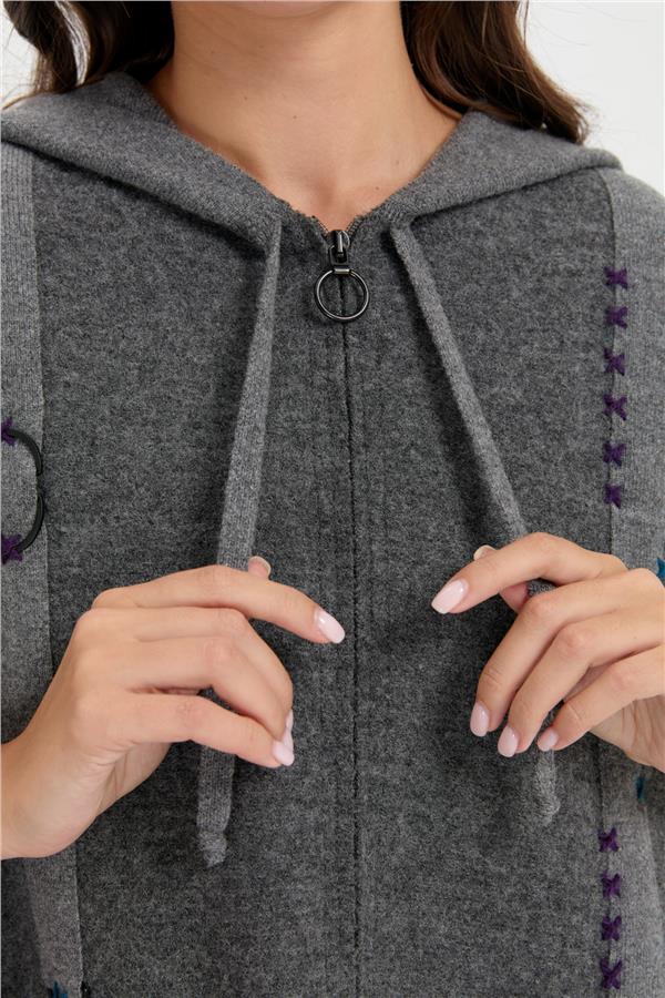 Kadın Kapüşonlu Önü Keçe İşlemeli Fermuarlı Yün Panço Füme