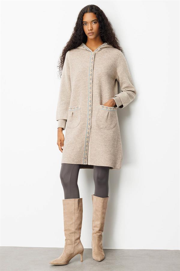 Kadın Kapüşonlu Önü Keçe Yün Kaban K.Bej