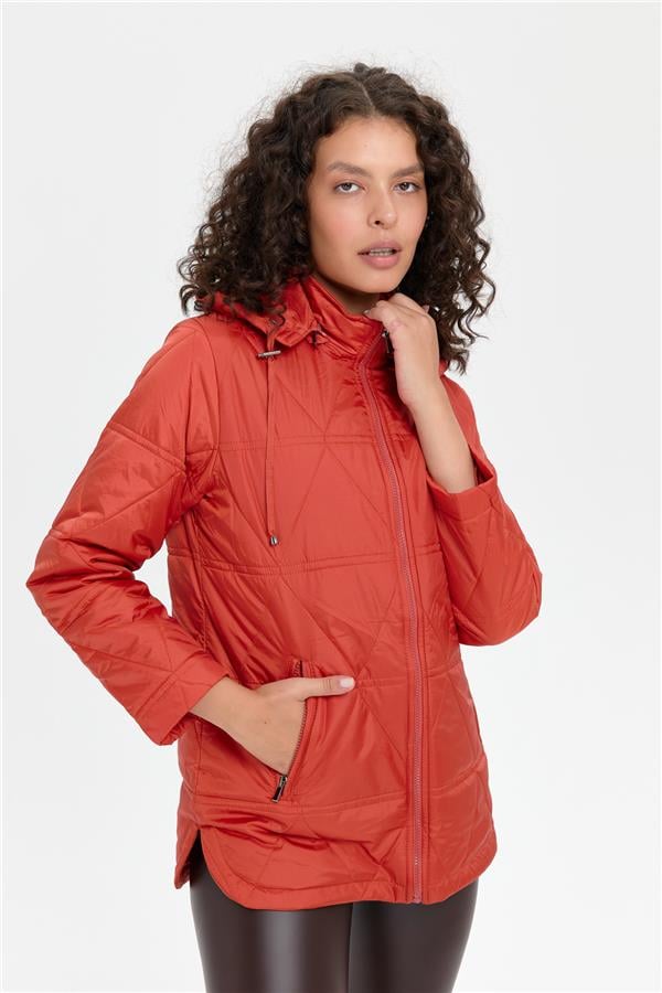 Kadın Kapüşonlu Üçgen Desenli Kısa Kapitone Kabana Kiremit