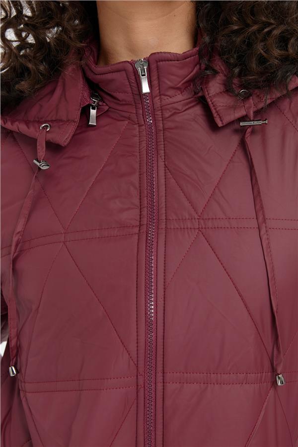 Kadın Kapüşonlu Üçgen Desenli Kısa Kapitone Kabana Bordo