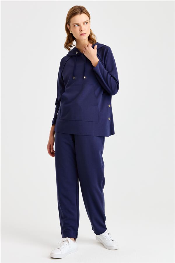 Женский свитшот с капюшоном и боковыми карманами на кнопках