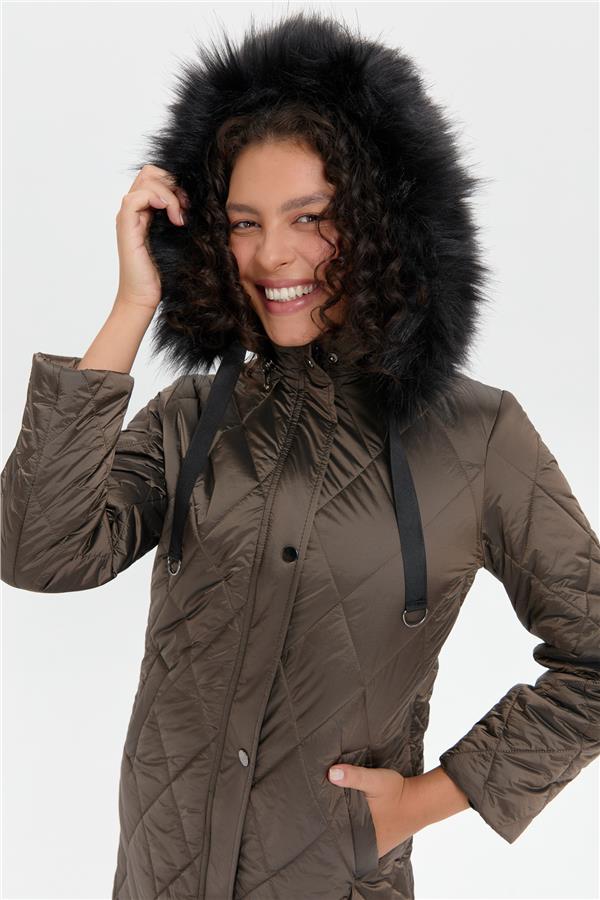 Kadın Kapüşonu Kürklü Baklava Desenli Kapitone Kaban Vizon