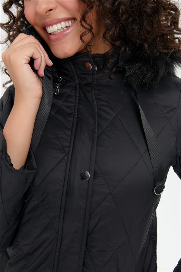 Kadın Kapüşonu Kürklü Baklava Desenli Kapitone Kaban Siyah