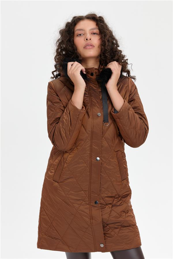 Kadın Kapüşonu Kürklü Baklava Desenli Kapitone Kaban Kahve