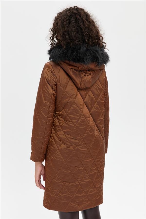 Kadın Kapüşonu Kürklü Baklava Desenli Kapitone Kaban Kahve