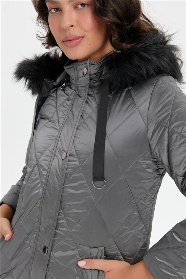 Kadın Kapüşonu Kürklü Baklava Desenli Kapitone Kaban Gri