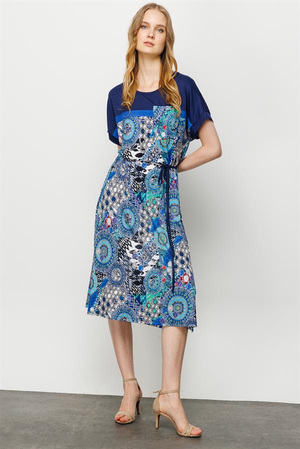 Женское хлопковое платье со спущенным рукавом и пестрым рисунком темно синее