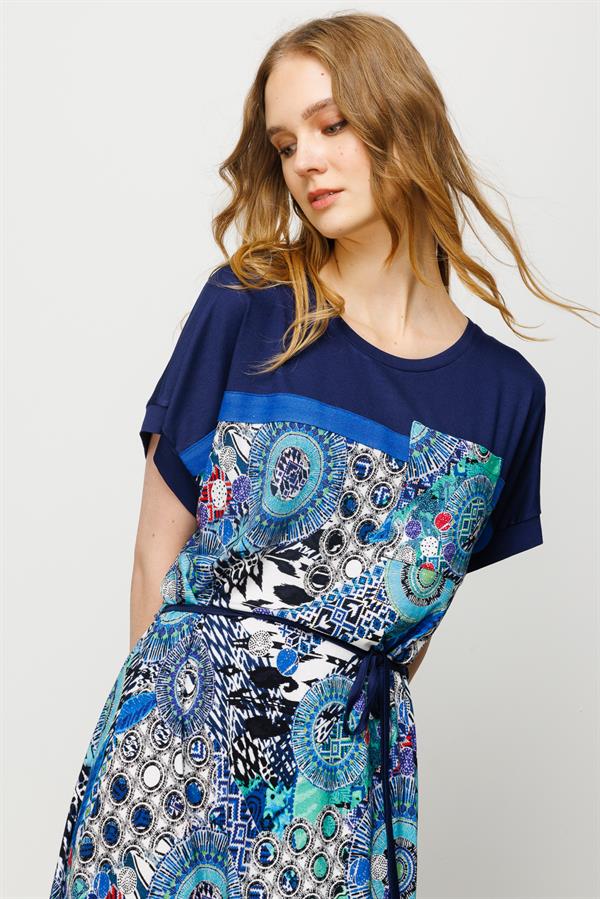 Женское хлопковое платье со спущенным рукавом и пестрым рисунком темно синее