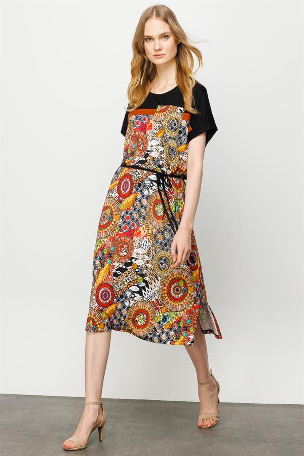 Женское хлопковое платье со спущенным рукавом и пестрым рисунком черное
