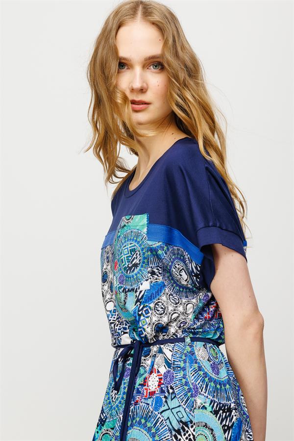 Женское хлопковое платье со спущенным рукавом и пестрым рисунком темно синее