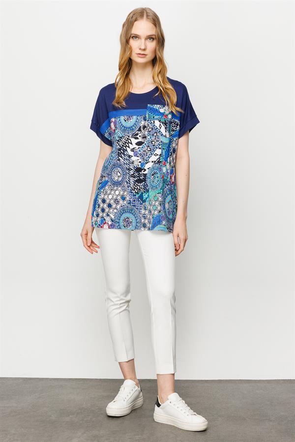 Женская хлопковая футболка со спущенным рукавом и пестрым рисунком темно синяя