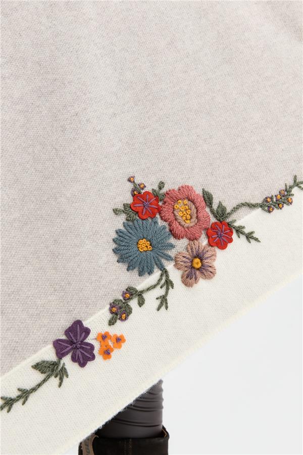 Kadın Kenarları Nakış İşlemeli Büyük Yün Şal Kemik