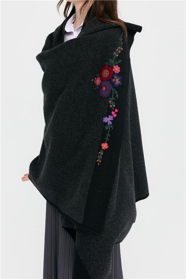 Kadın Kenarları Nakış İşlemeli Büyük Yün Şal Siyah