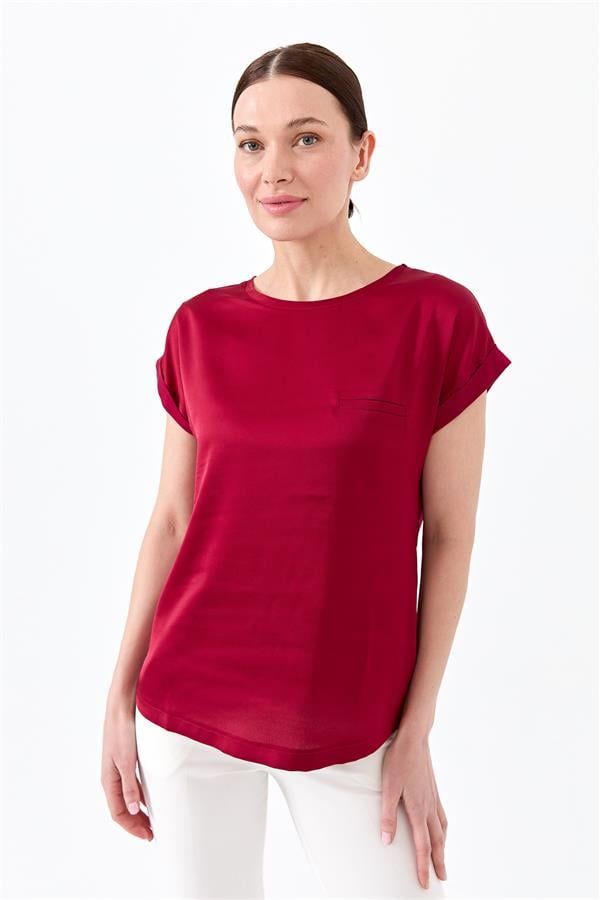 Женская блуза с коротким рукавом и атласным фасадом бордовая