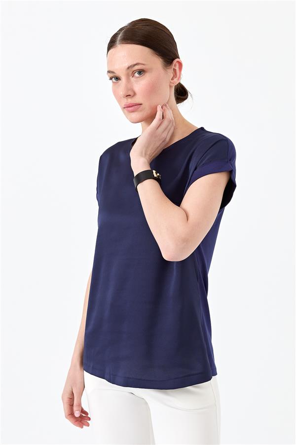 Женская блуза с коротким рукавом и атласным фасадом темно синяя 
