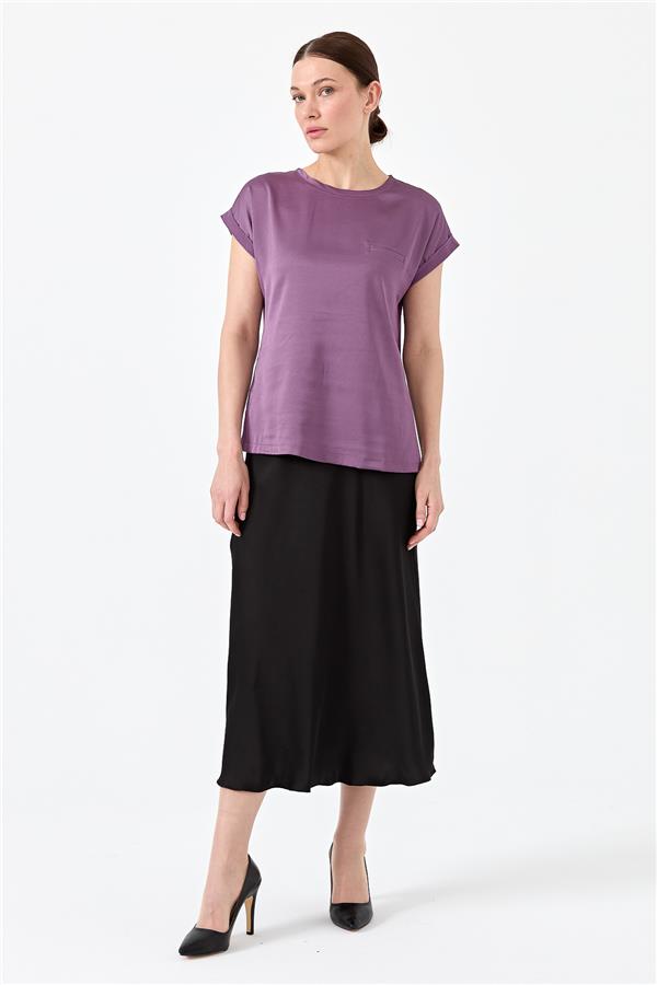 Женская блуза с коротким рукавом и атласным фасадом лавандового цвета 