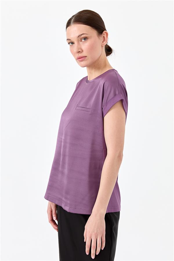 Женская блуза с коротким рукавом и атласным фасадом лавандового цвета 