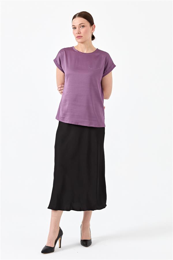 Женская блуза с коротким рукавом и атласным фасадом лавандового цвета 