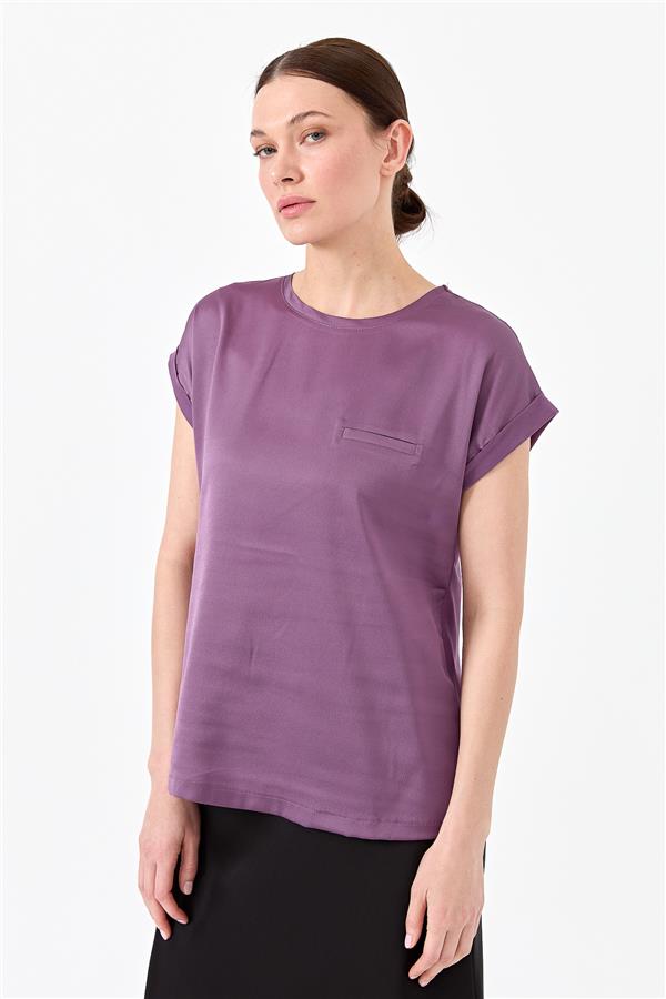 Женская блуза с коротким рукавом и атласным фасадом лавандового цвета 