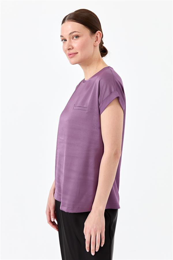Женская блуза с коротким рукавом и атласным фасадом лавандового цвета 