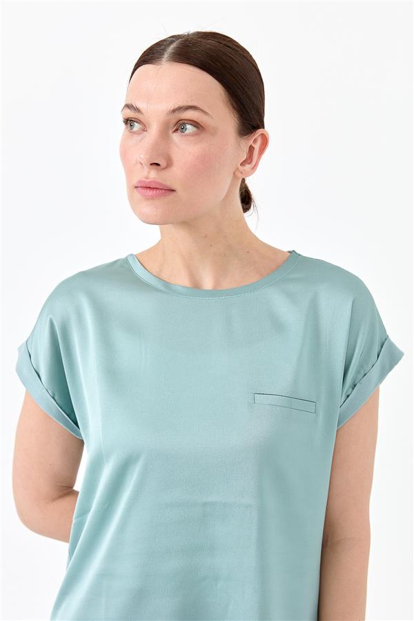 Женская блуза с коротким рукавом и атласным фасадом светло зеленая 