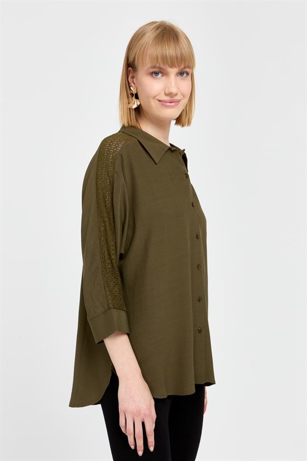 Женская рубашка с кружевными полосками на рукавах