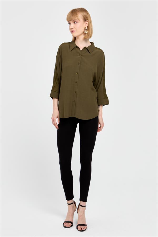 Женская рубашка с кружевными полосками на рукавах