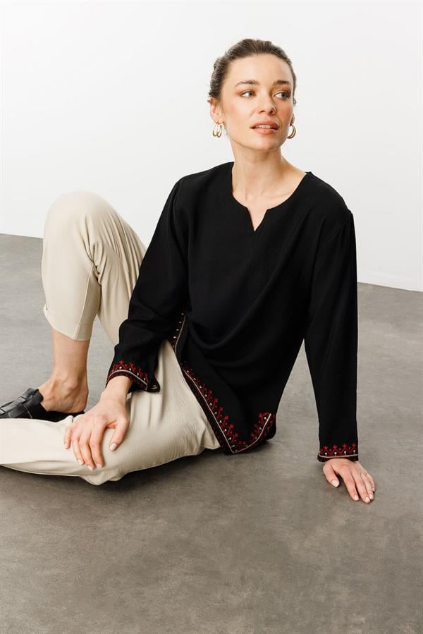 Kadın Kolu ve Eteği Yırtmaçlı Eteği Nakışlı Bluz Siyah