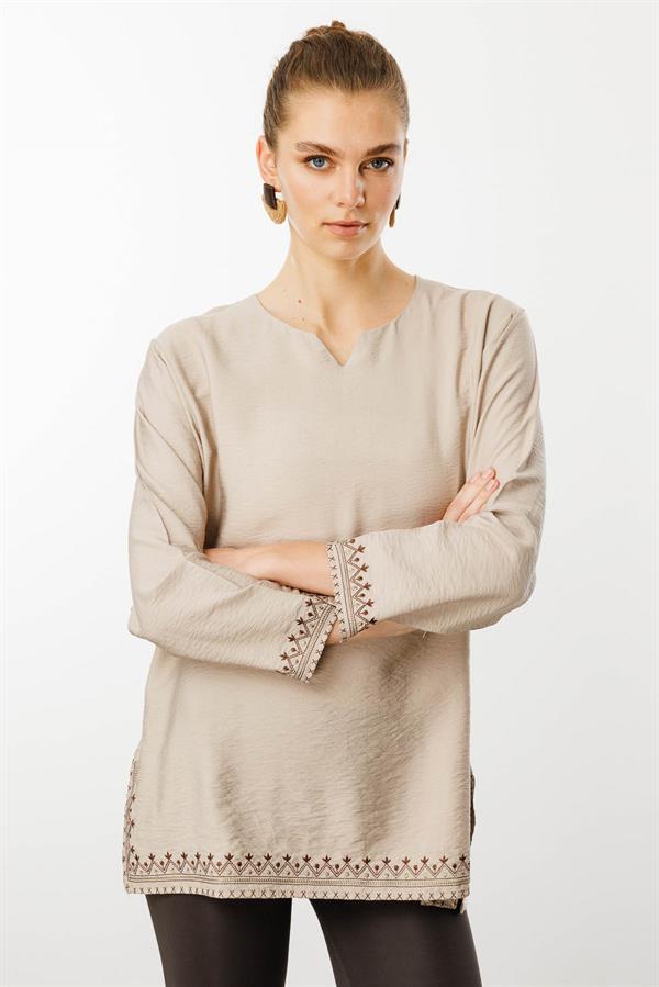 Kadın Kolu ve Eteği Yırtmaçlı Eteği Nakışlı Bluz Bej