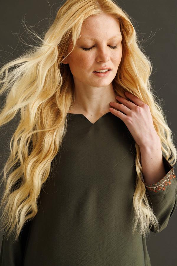 Kadın Kolu ve Eteği Yırtmaçlı Eteği Nakışlı Bluz Haki