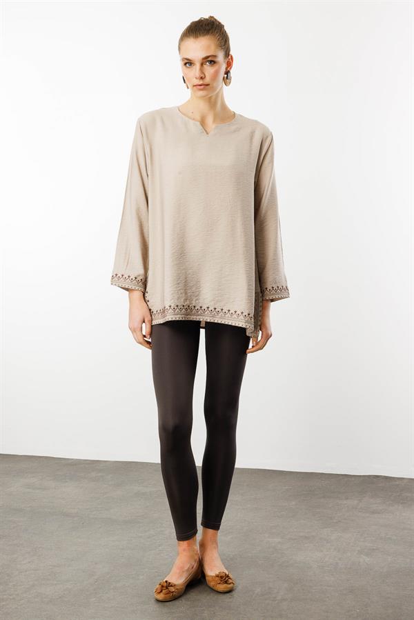 Kadın Kolu ve Eteği Yırtmaçlı Eteği Nakışlı Bluz Bej