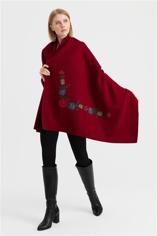Женская угловая шаль с вышивкой
