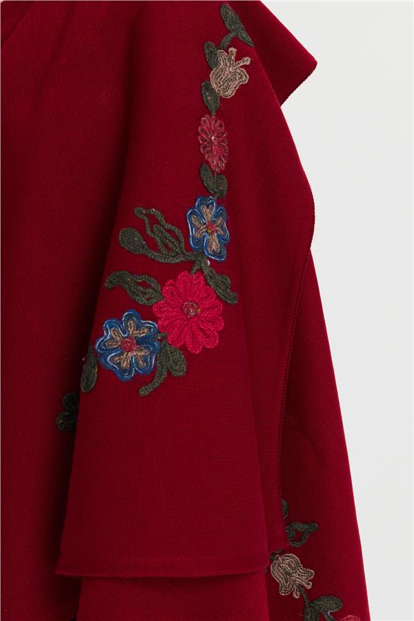 Женская угловая шаль с вышивкой