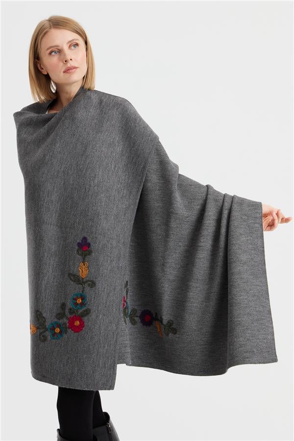 Женская угловая шаль с вышивкой