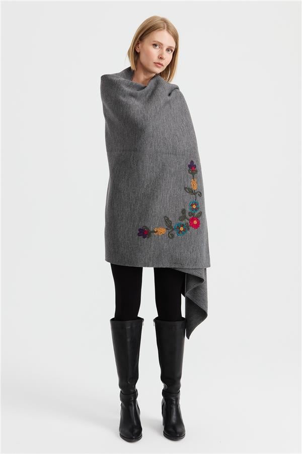 Женская угловая шаль с вышивкой