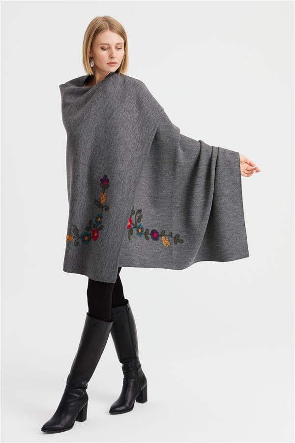 Женская угловая шаль с вышивкой